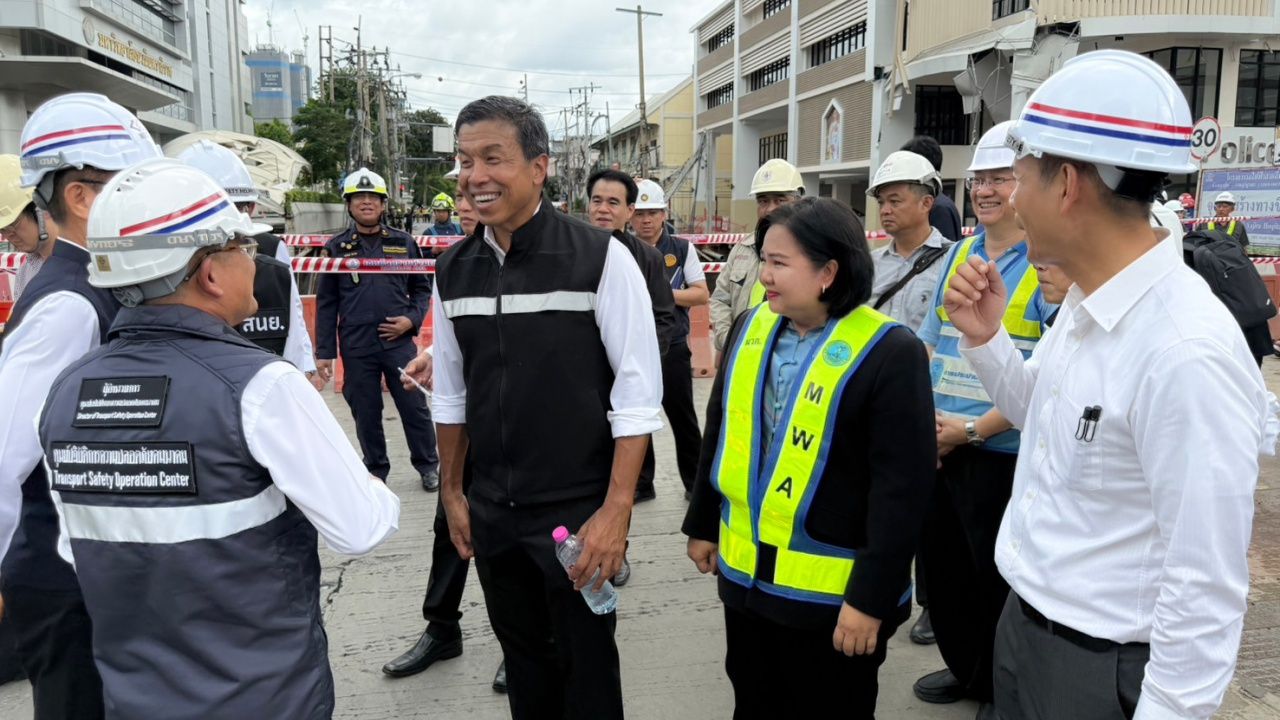 曼谷市政府开始在部分地区供应自来水，因道路塌陷影响供水管道破裂