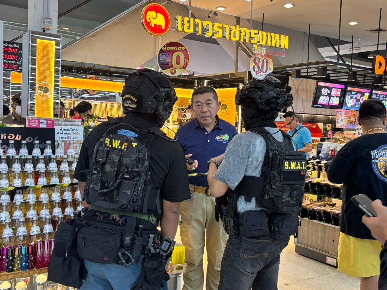 嫌疑犯抢劫金店，使用乒乓弹开道，逃走时携带24铢重的金子
