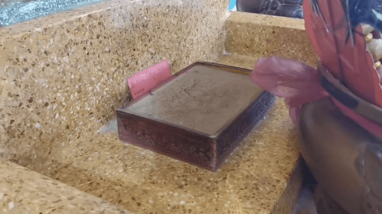 加紧寻找嫌疑犯 偷爬上神庙 盗走50年历史的“黄铜佛像”