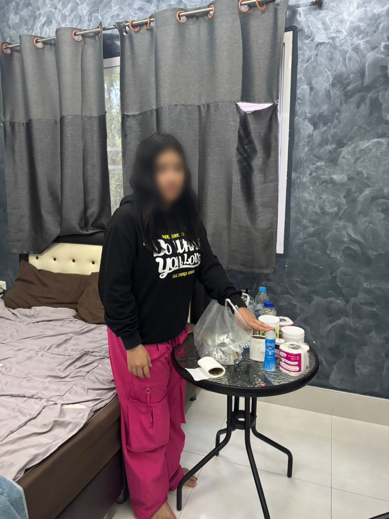 孤独男子购买性服务，失望于女子与照片不符，举报线索促警方逮捕