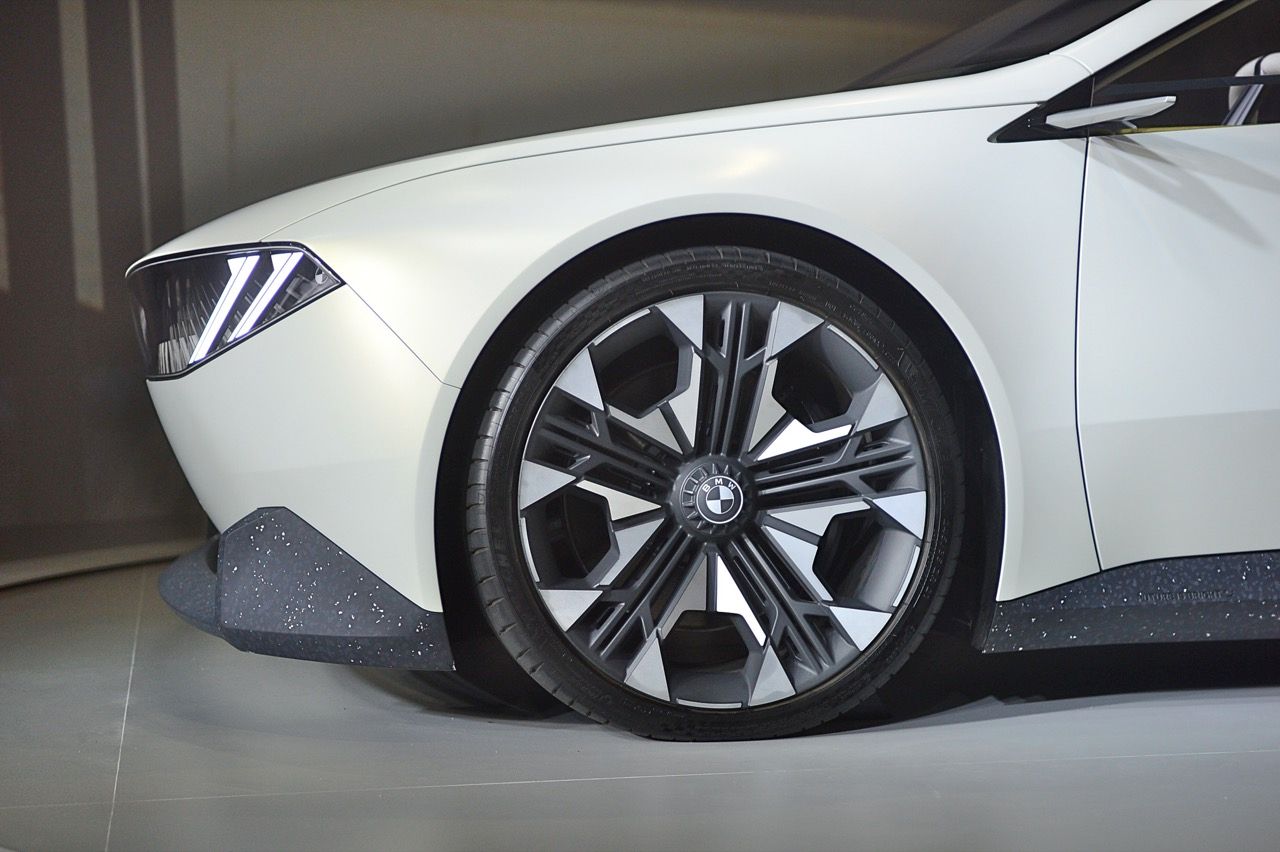 进入泰国展示高科技 BMW Vision Neue Klasse 概念车于中央大使馆