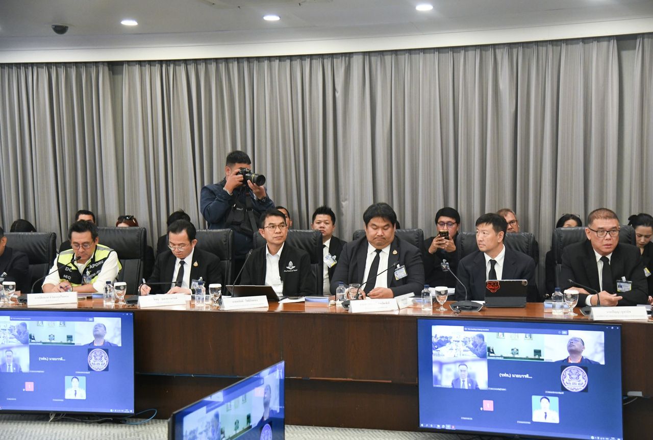 总理批评政府部门互相推诿，涉及起重机倒塌事件，坚称并非找茬，要求铁路局取消合同另寻承包商