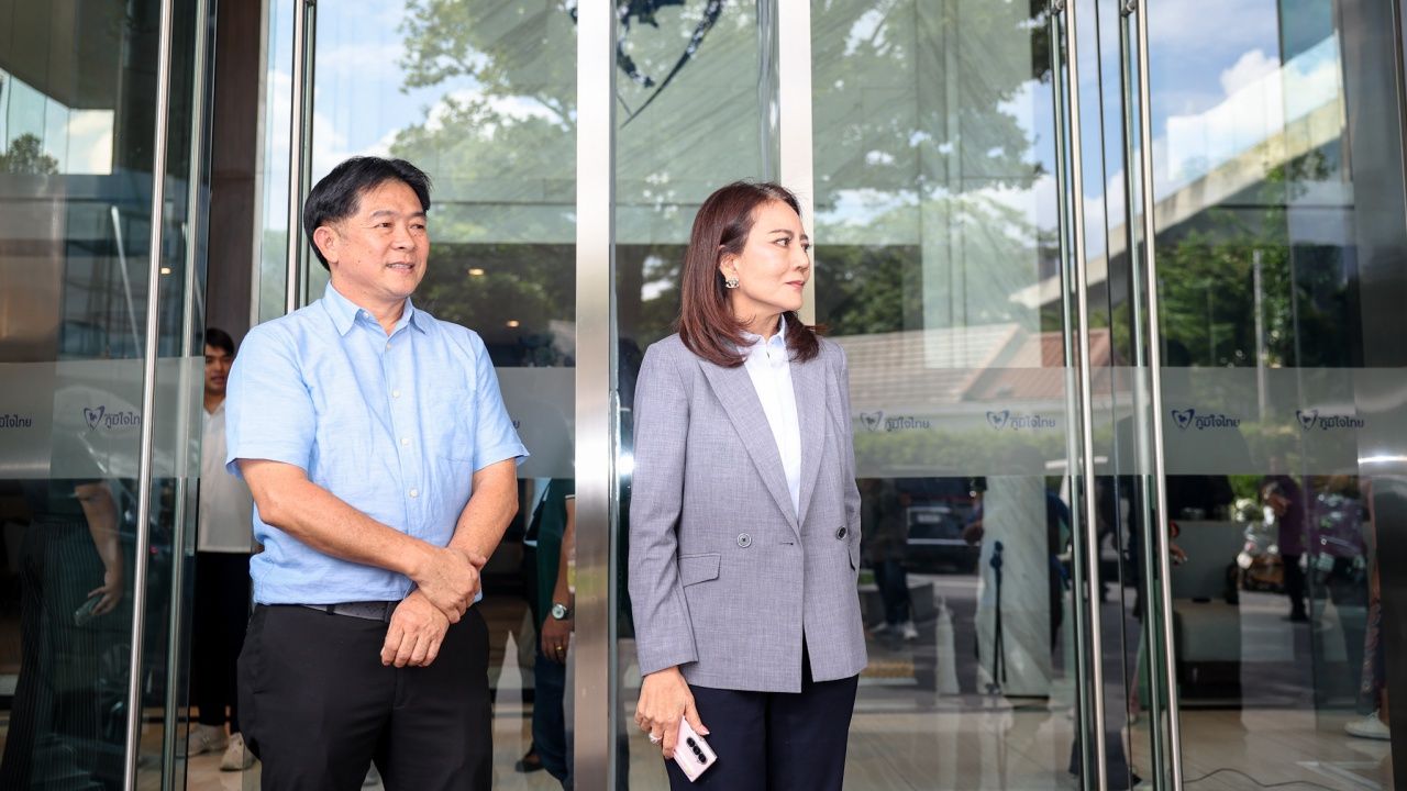 “桑提”访问“泰国自豪党” 向媒体微笑致意 未回应关于总理案件的问题