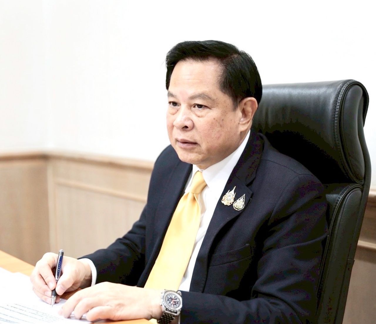 “皮拉攀” 紧急讨论价格和储备石油措施，因伊朗决定关闭霍尔木兹海峡