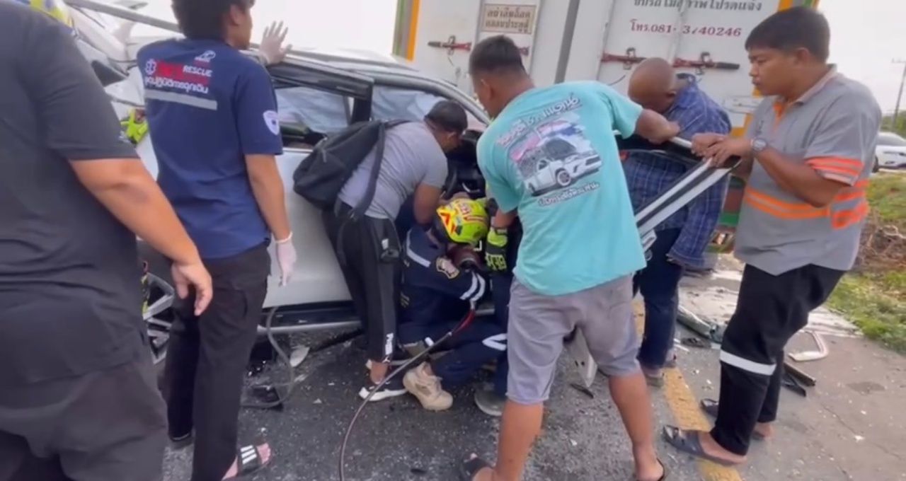 连环车祸5车相撞 司机奇迹生还