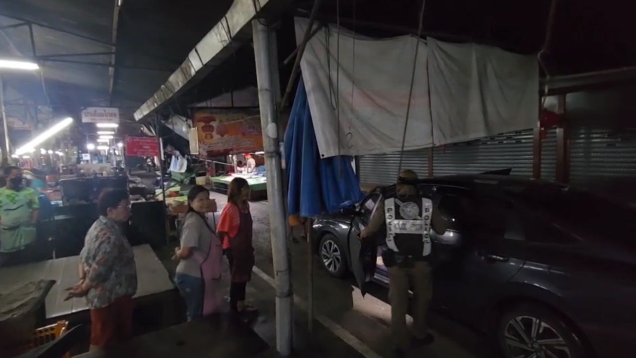 无论如何也叫不醒，叻内府警察遵循不酒驾原则，在市场中央躺车休息