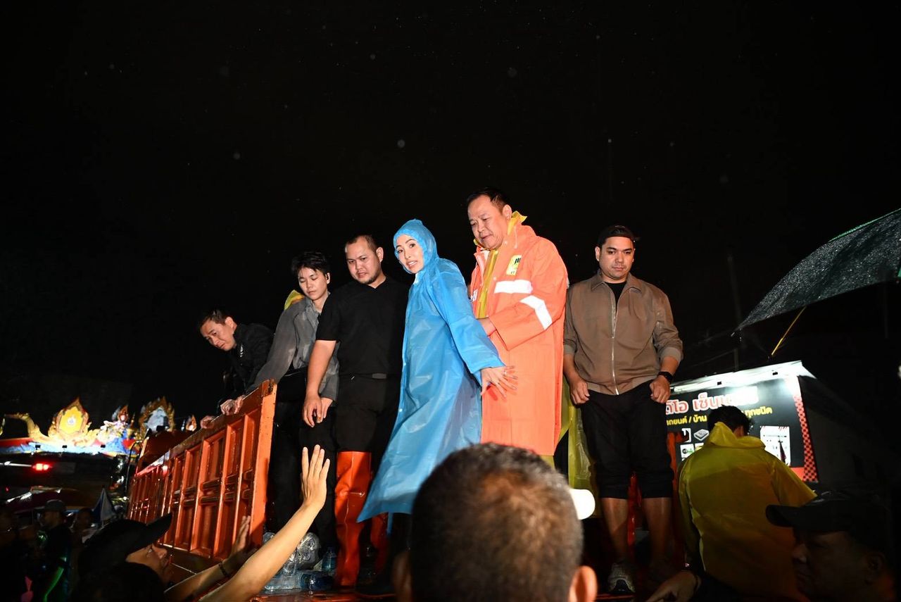 “阿努廷”携妻子挺进合艾洪水灾区，承诺3-4天内水位将下降