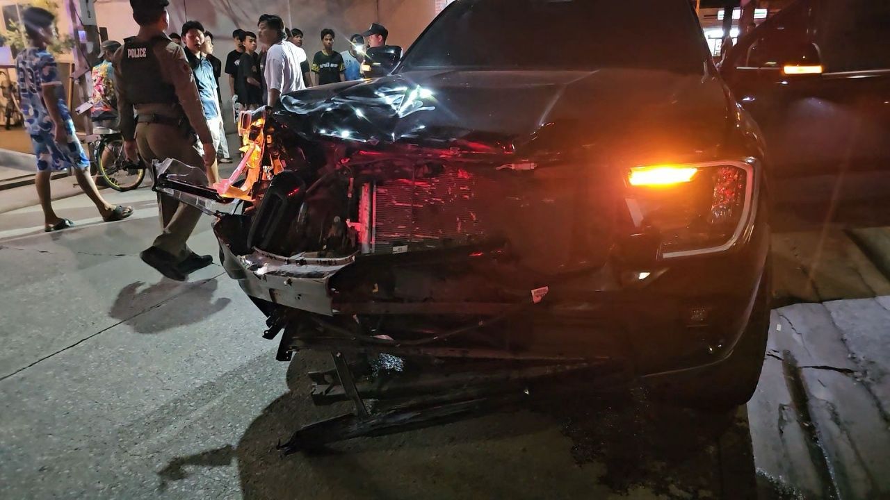 SUV准备转入小巷时与直行摩托车相撞，男孩被抛出身亡1人重伤1人