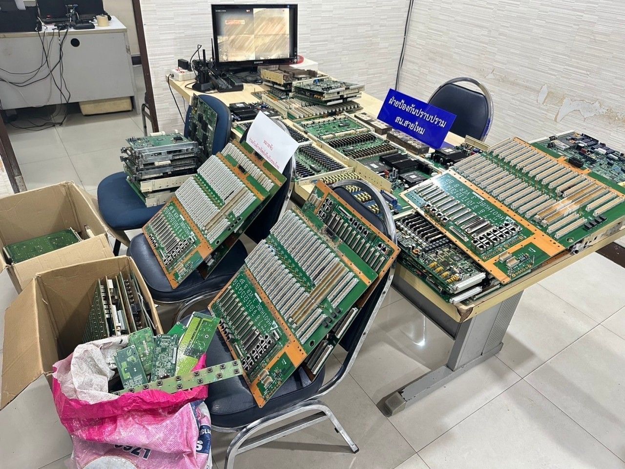 逮捕举止可疑男子 携比特币电路板 声称五万买入欲提炼黄金 但无证据