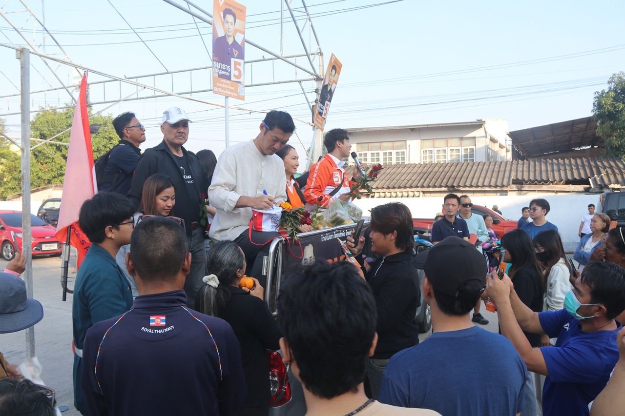 “塔纳通”在春武里-北柳府助人民党候选人拉票，强调“有我们就没有灰色”，声称不再有“变色龙”