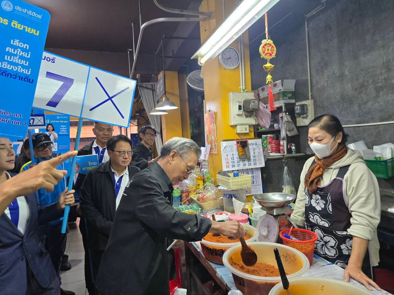 “川·立派”率领民主党进军清迈，助“塔·纳拉功”拉票，高举“廉洁政治”旗帜