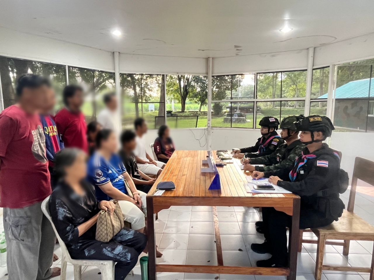 边境部队逮捕10名从波贝潜回泰国的泰国人，因骡子账户被冻结