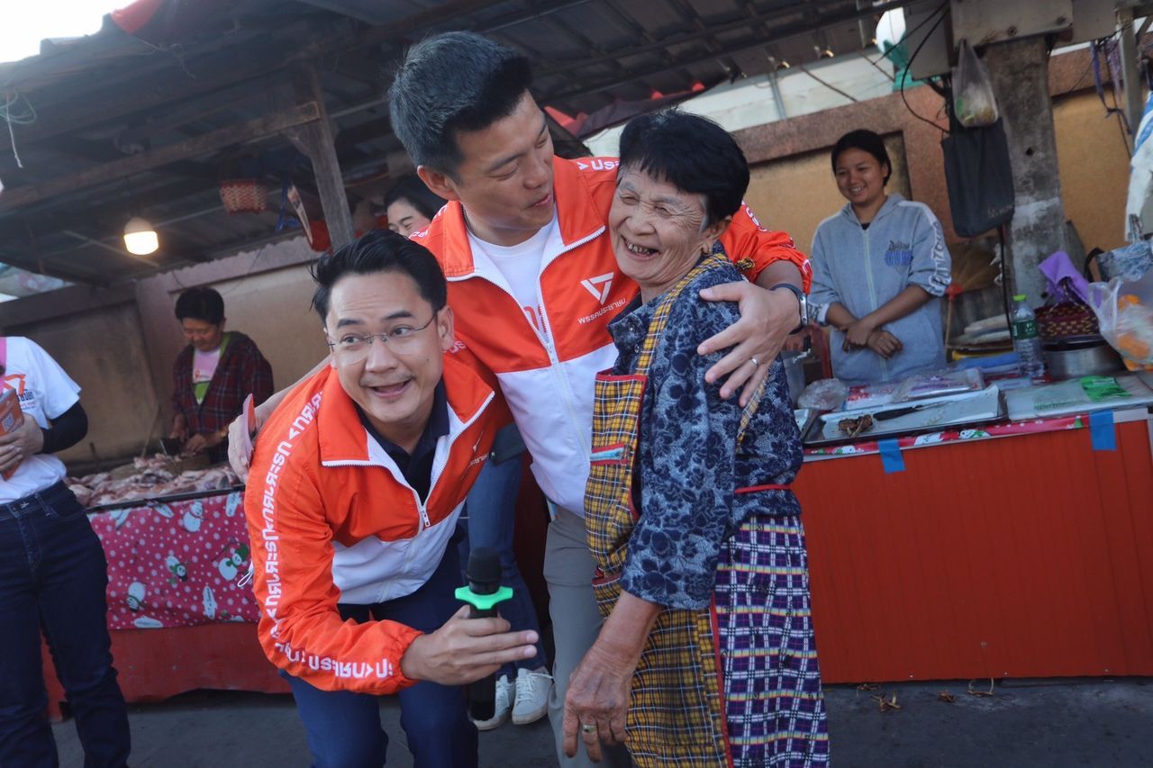 “腾”乘三轮车拉票,助推孔敬选区1号议员候选人,摊贩调侃“未来总理”