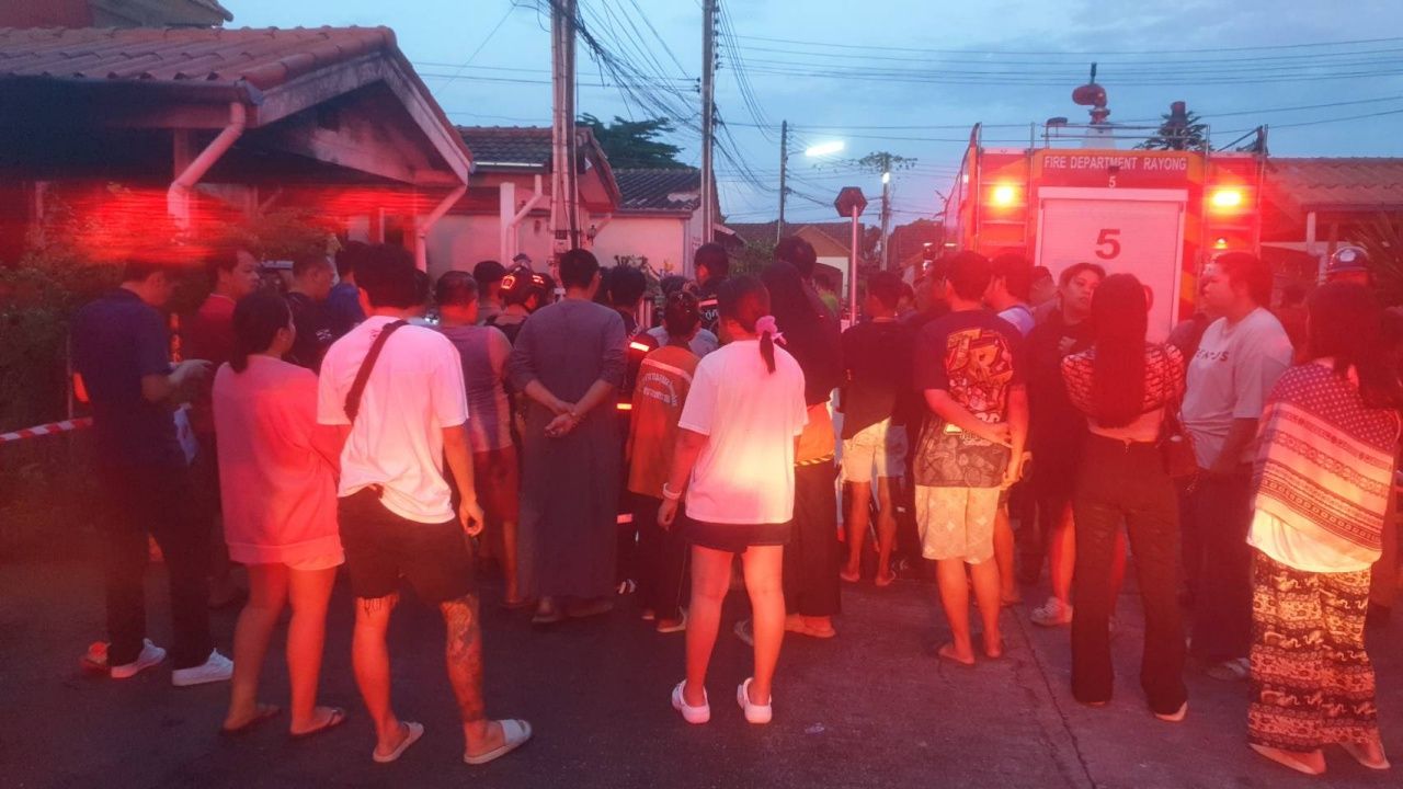 悲剧！深夜火灾烧毁联排别墅，家中7人遇难