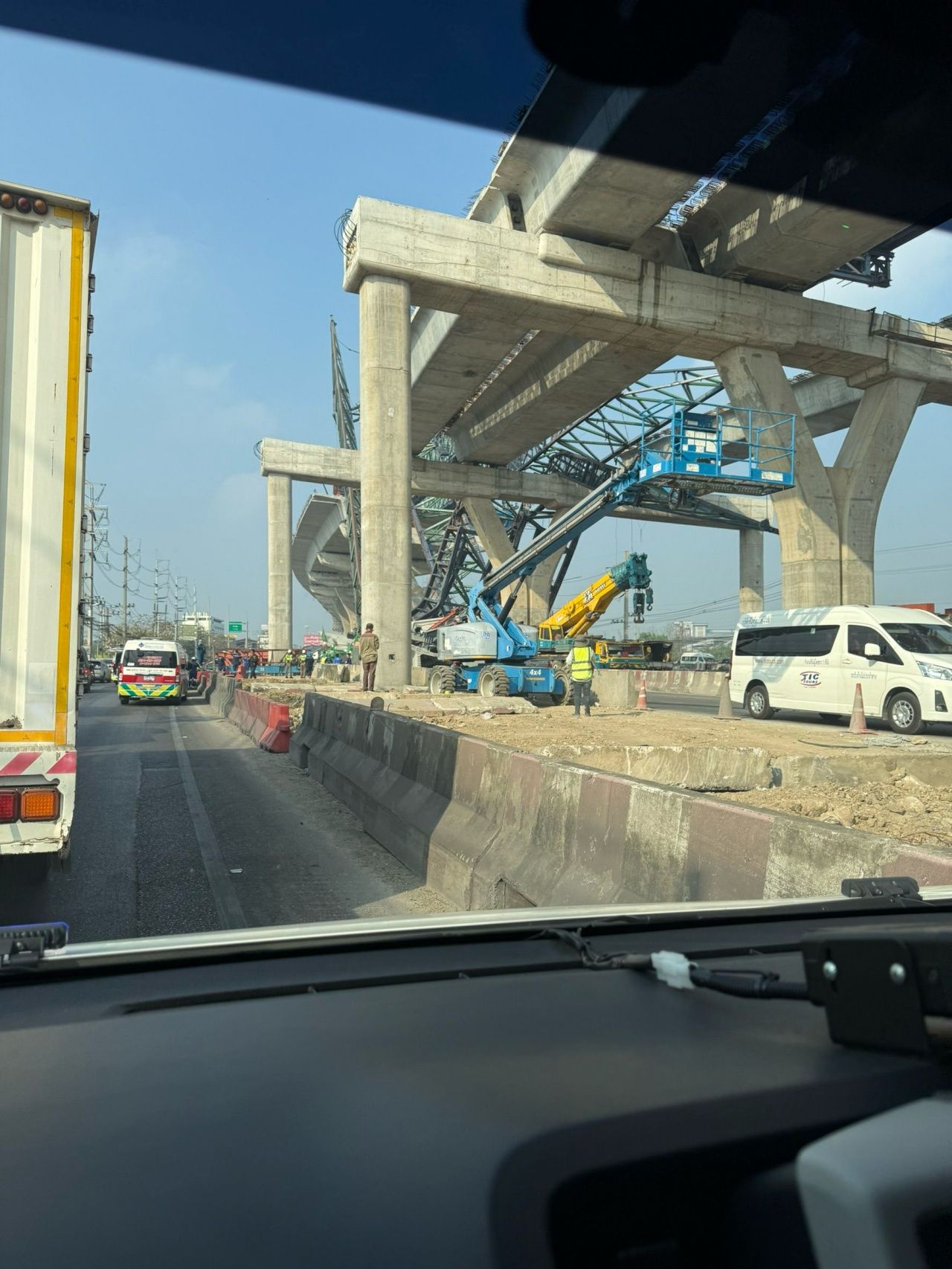 拉玛2路高架施工起重机倒塌造成人员伤亡