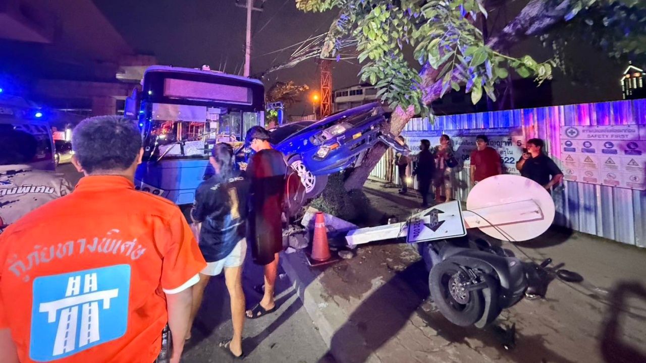 拖车爆胎，追尾多车，素贴路发生严重车祸