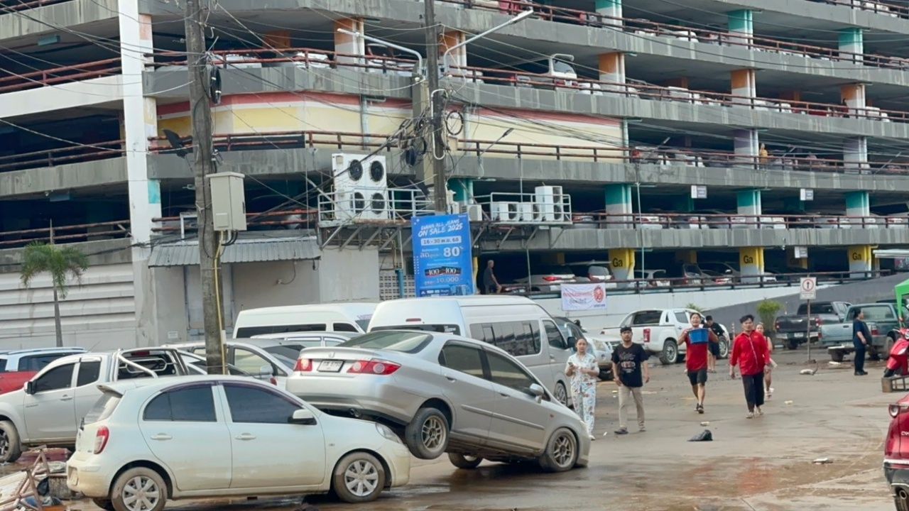 “合艾洪水”区域8靠近唐勇市场 水位下降 小型车可通行