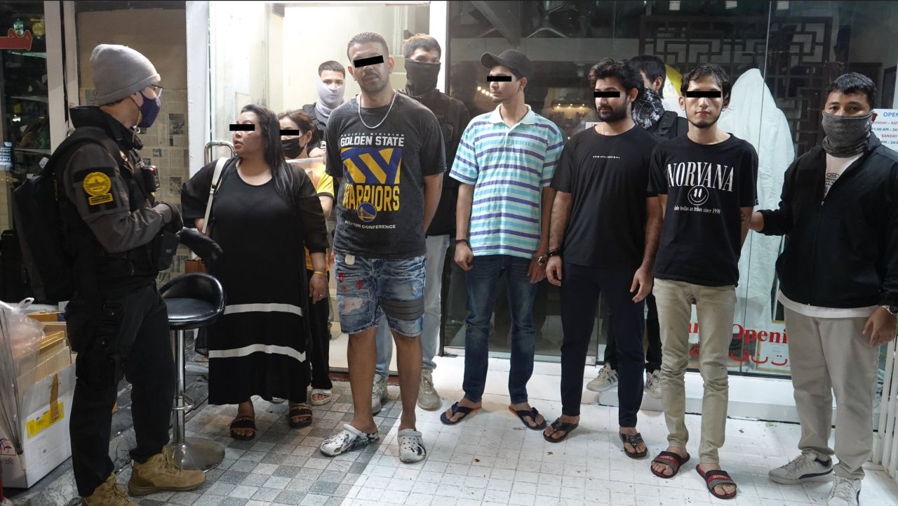 突袭逮捕7名外籍“白客”贩毒团伙，以理发店作掩护，惊现秘密房间