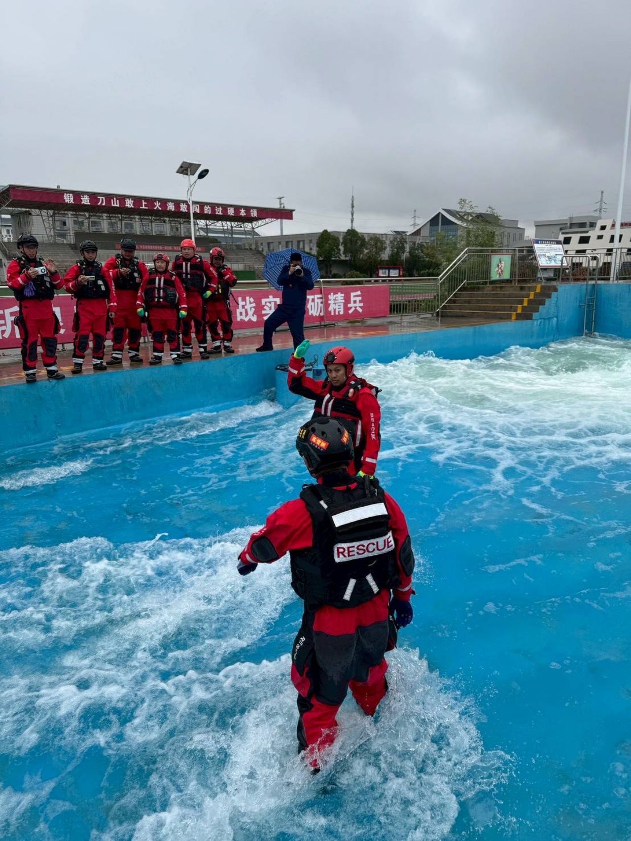 坚韧不拔:首位通过全球水上救援标准的泰国女救援员