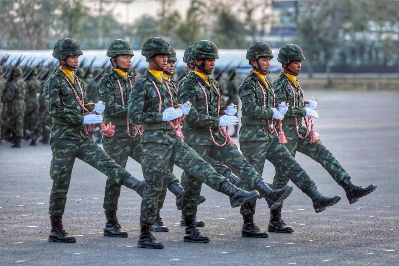 陆军司令主持陆军日阅兵仪式，宣誓保卫国家、宗教、君主和人民