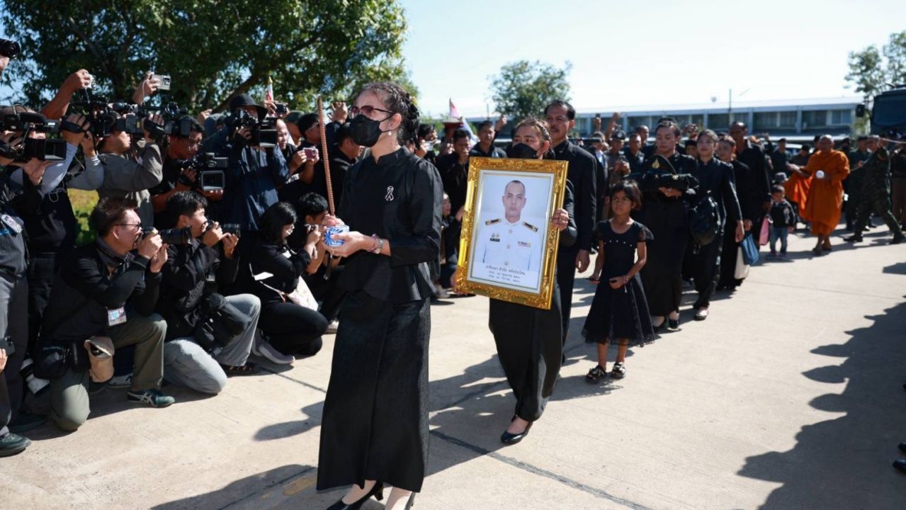 “阿努廷”主持两名英勇士兵的遗体接收仪式，确认全力保障遇难者的权益