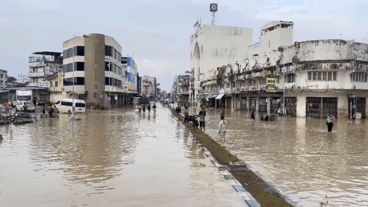 “合艾洪水”区域8靠近唐勇市场 水位下降 小型车可通行