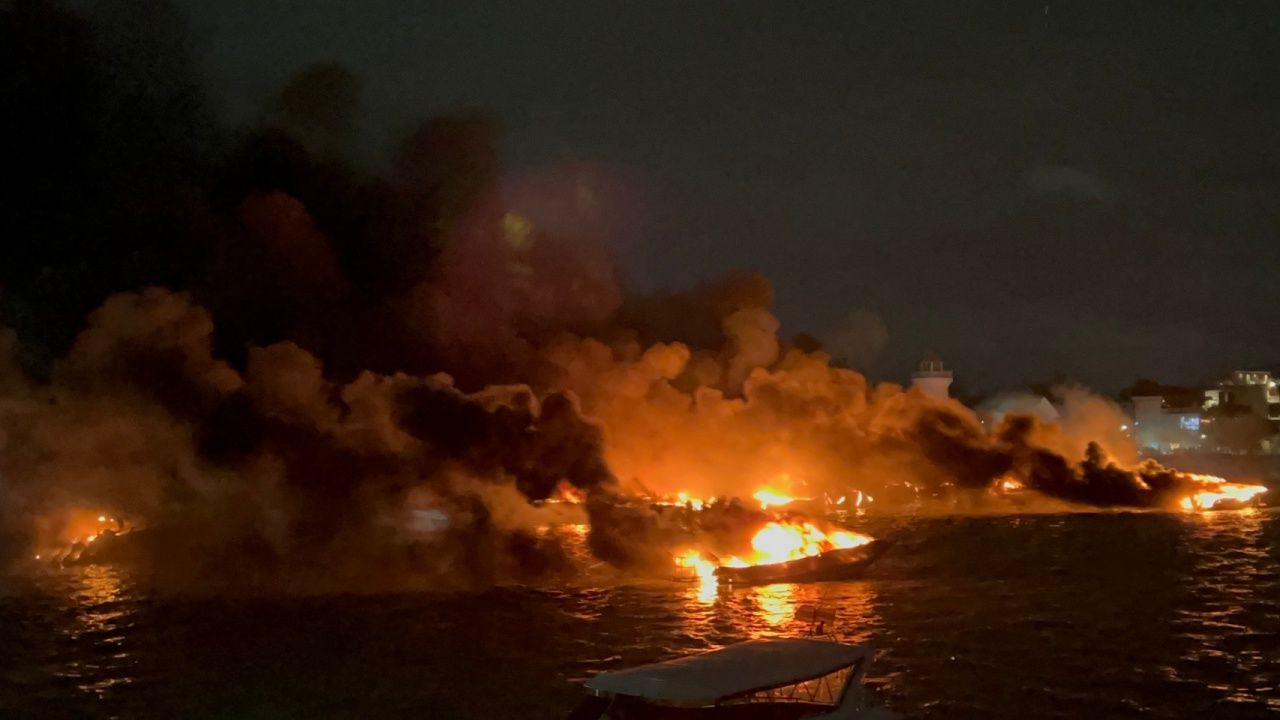 普吉岛查龙湾码头火灾，10余艘快艇受损，损失数千万