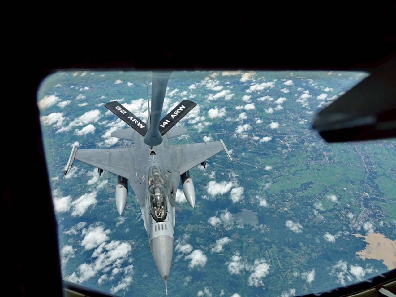 泰国空军 F-16 从美国加油机进行空中加油