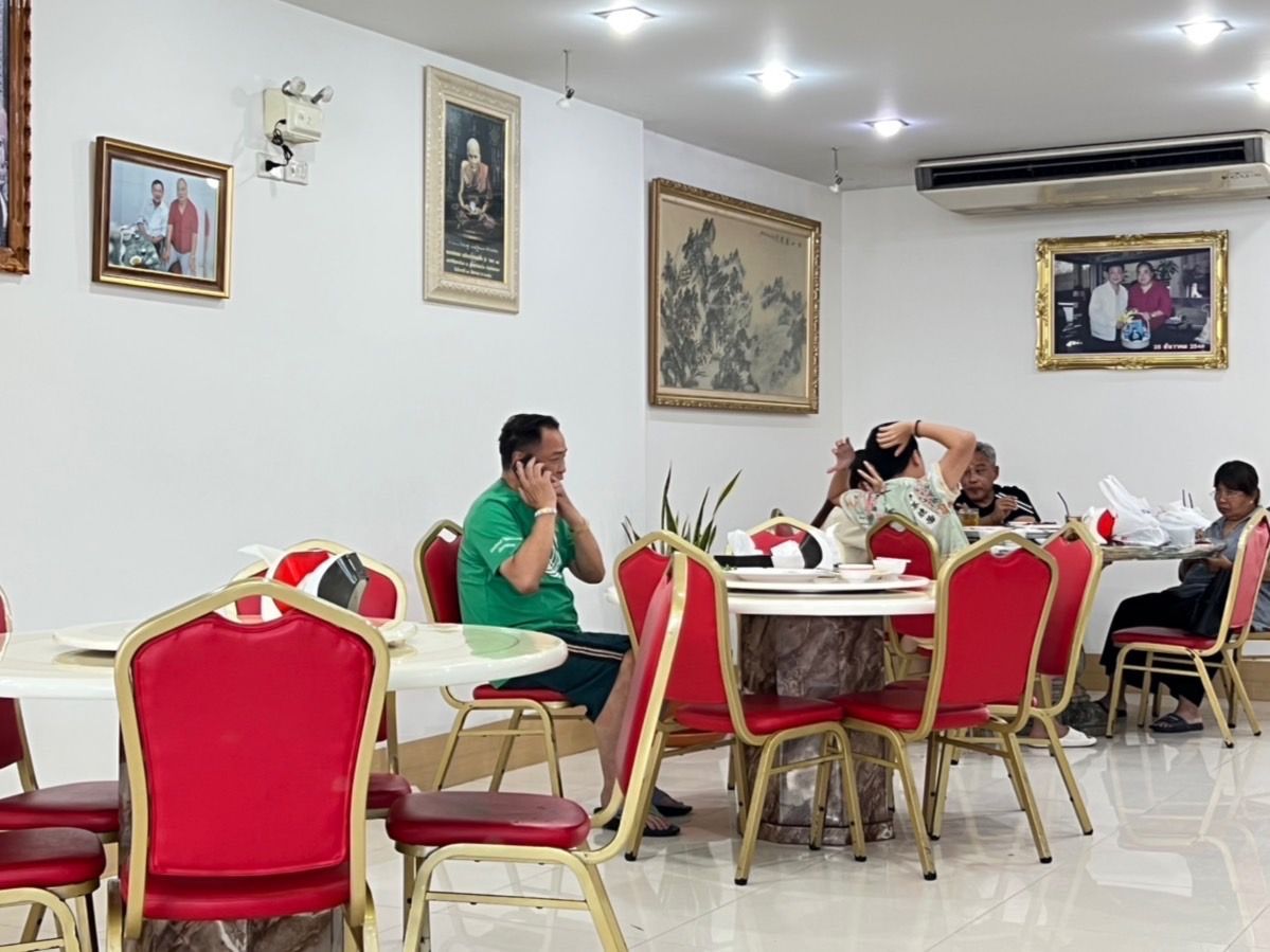 发布图片：阿努霆随性打扮在著名餐厅用餐，席间气氛围绕总理席位之争