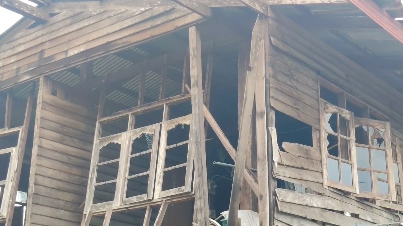 湄公河小兄弟的父亲展示多处炸弹碎片伤口，准备撤离
