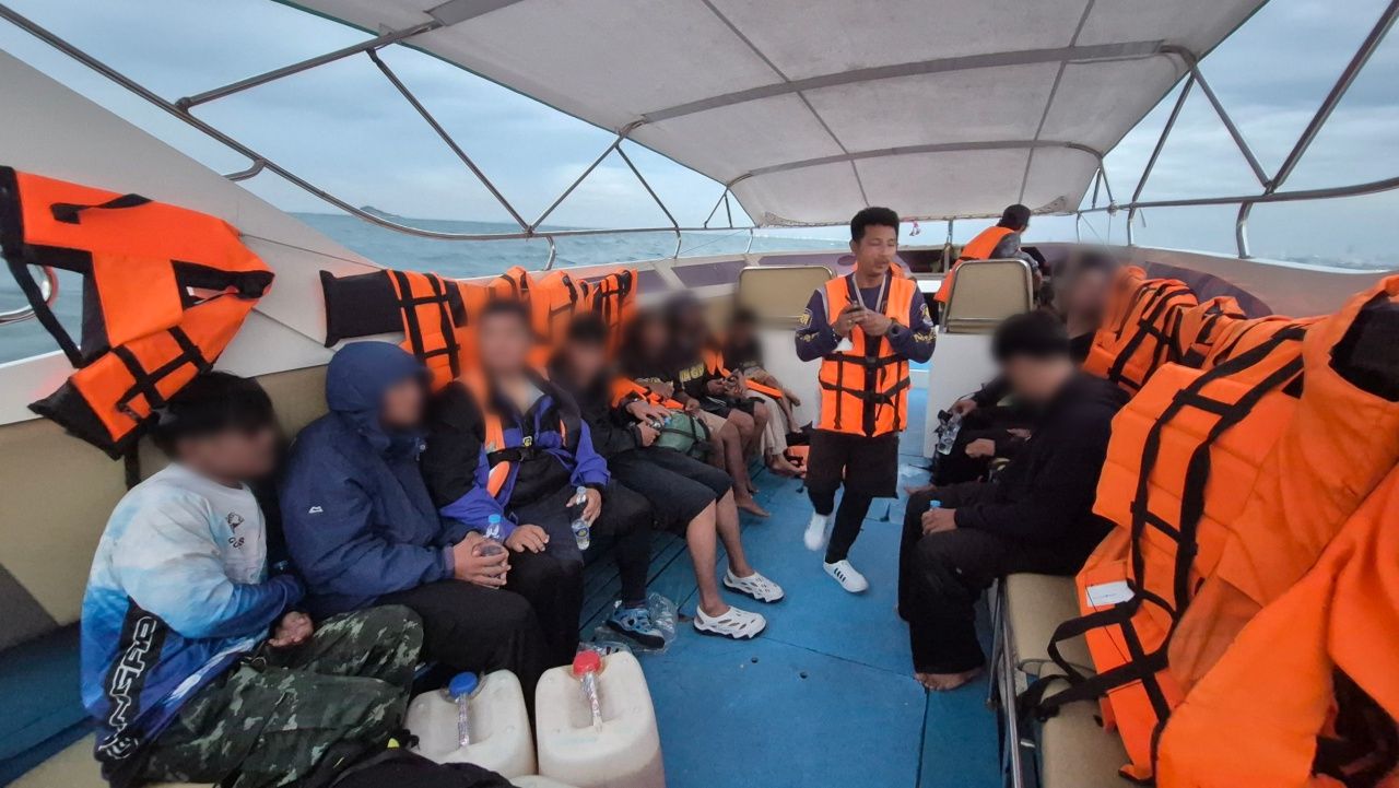 成功救助12人:钓鱼船在兰岛海域沉没,漂浮7小时后被救