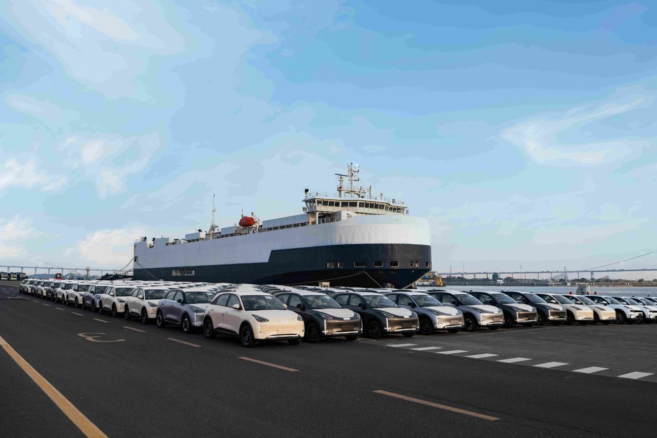 首批GEELY EX2从中国运往泰国，预计按计划逐步交付客户