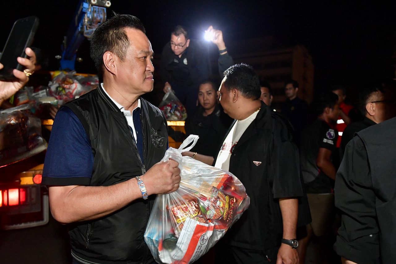 “阿努廷” 访问合艾医院 分发救济包 与村民交流