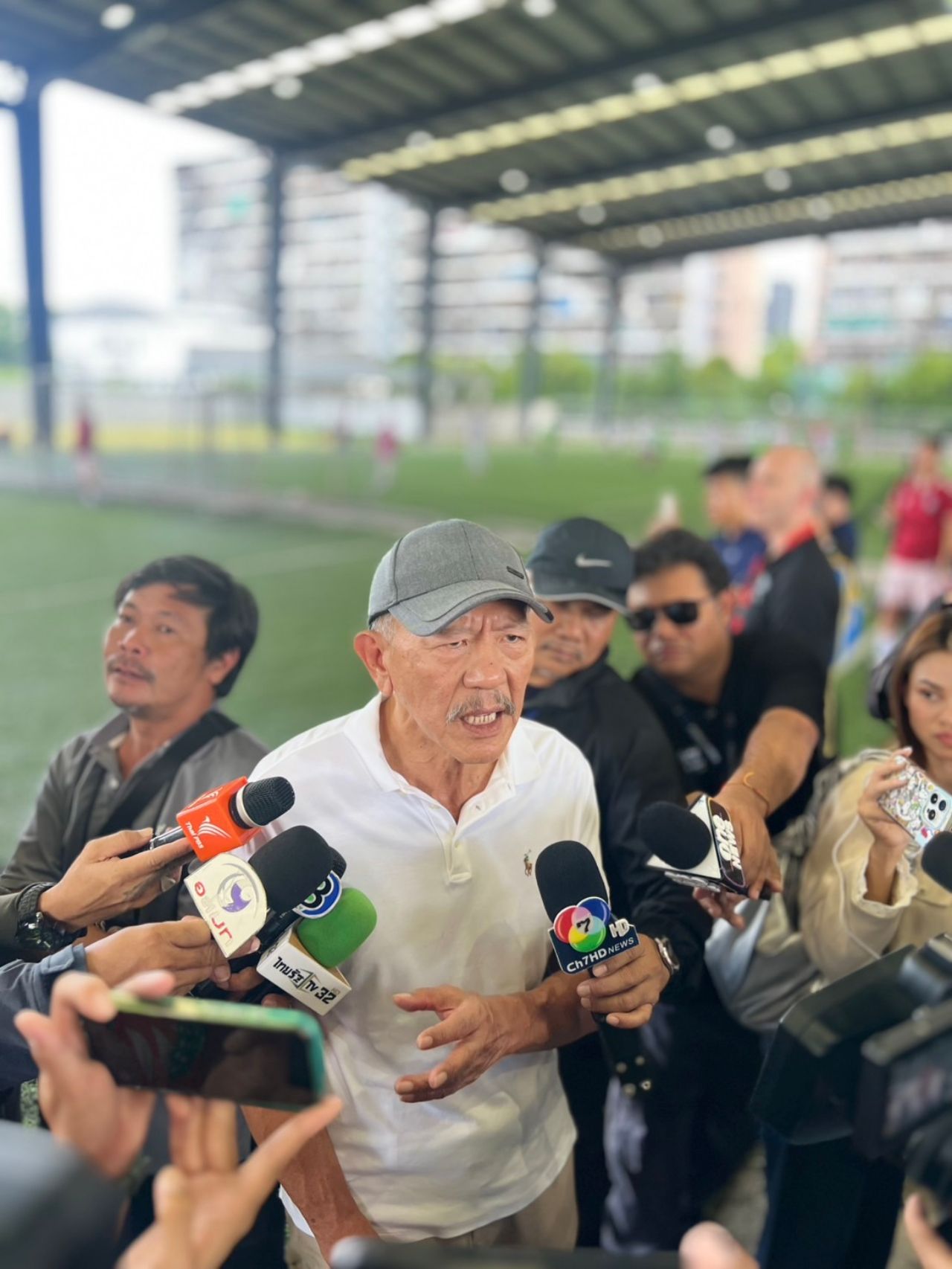 “朱维”揭露与骗子有关的信息，称赞“罗姆-艾斯”的勇敢表现