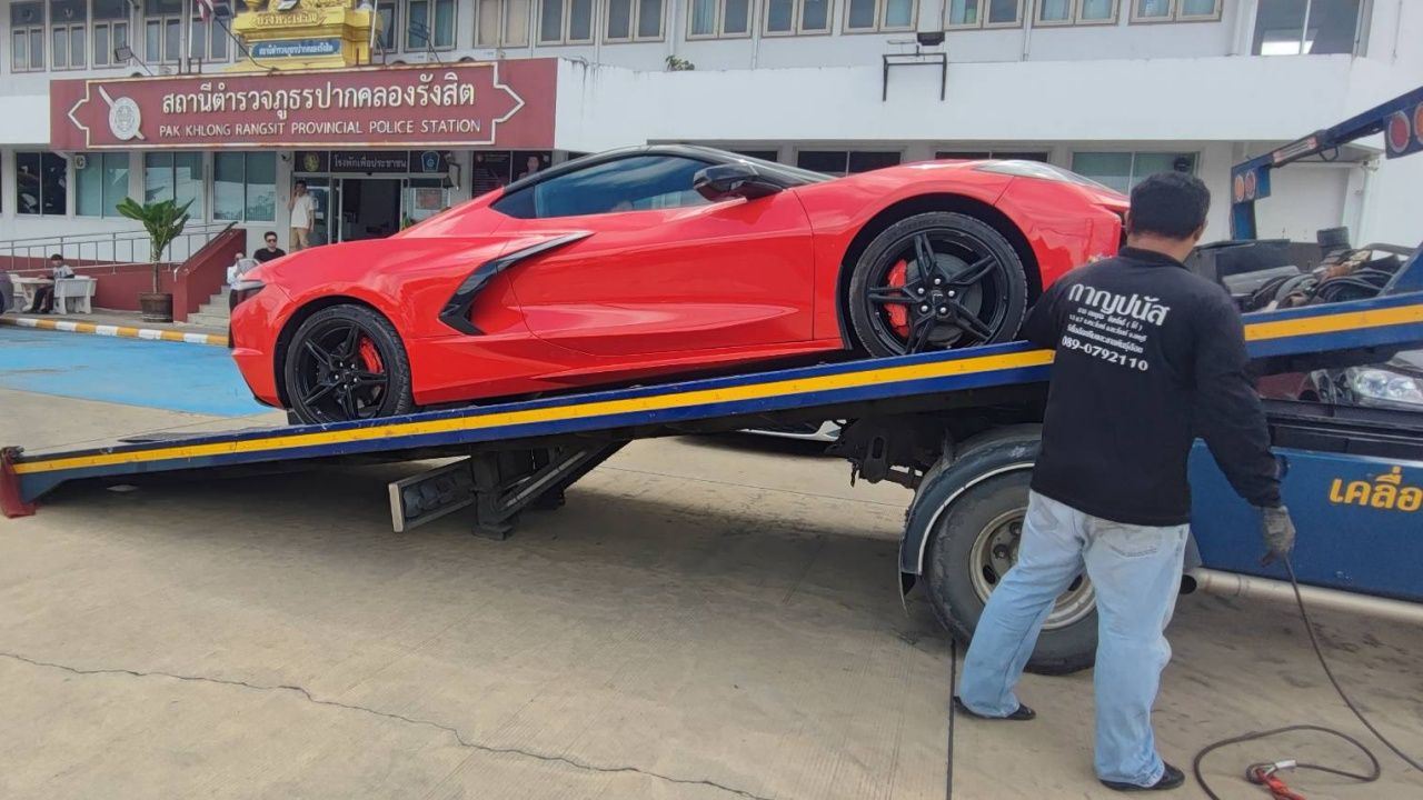 警方持搜查令突袭知名修车厂 发现价值900万的豪车 受害者修理2年仍未取回