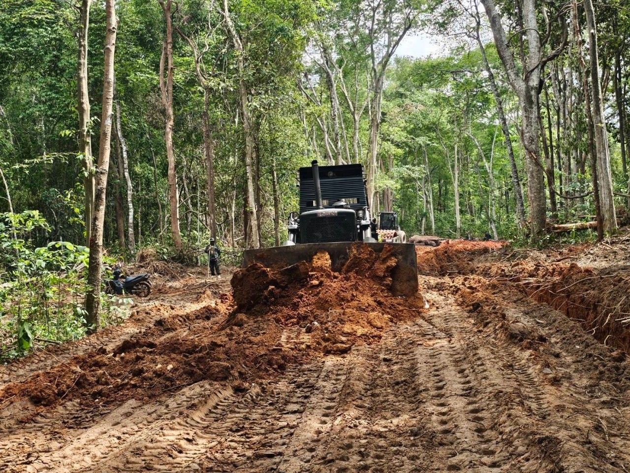 皇家陆军派工兵部队清除地雷，收集更多证据交给外交部呈交给联合国