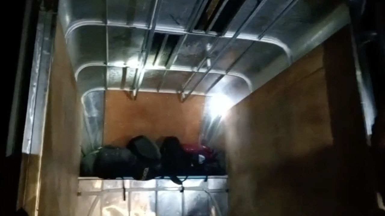 拦截封闭货车 运输52名缅甸工非法入境者