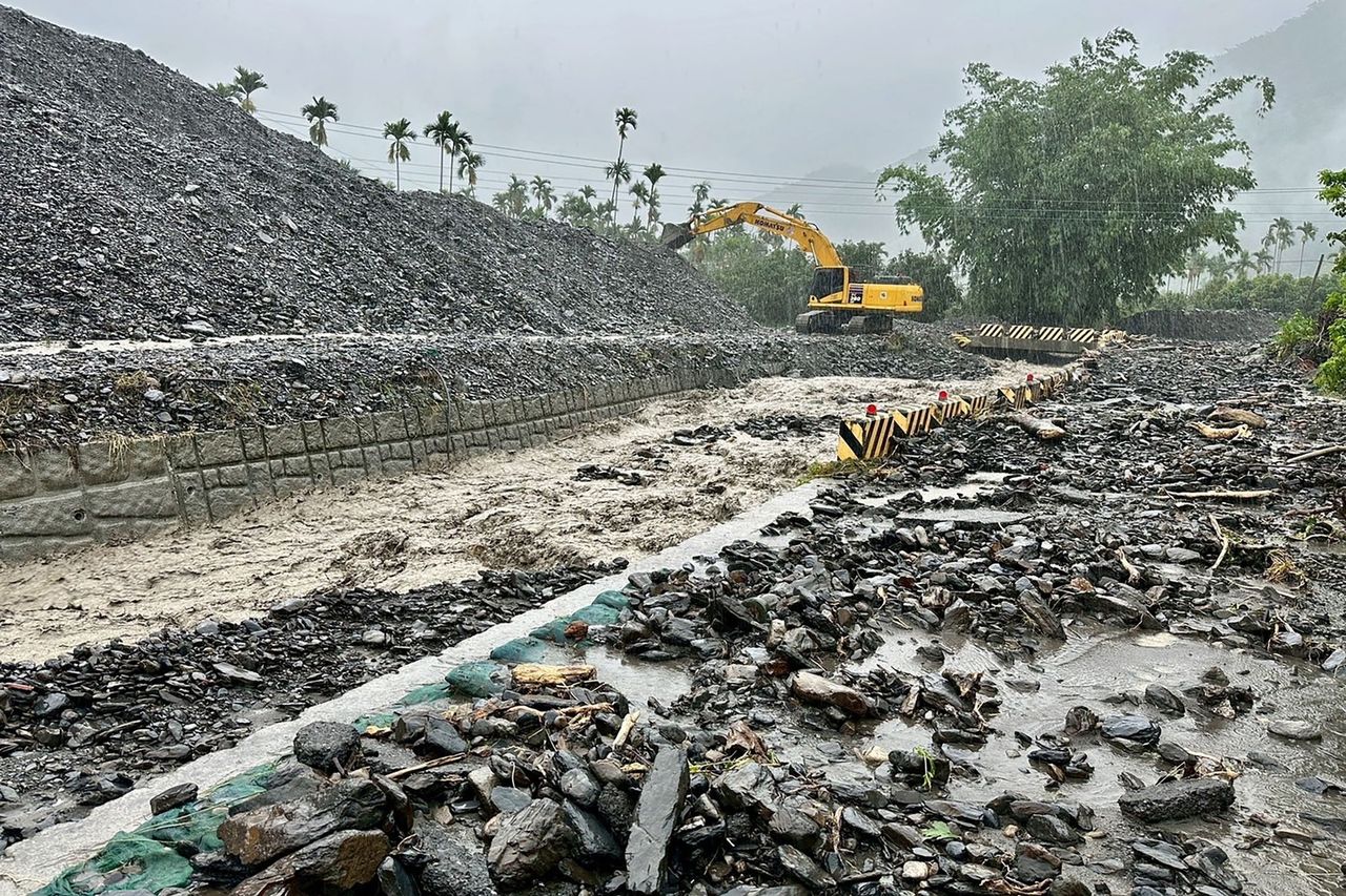 台湾南部遭遇大雨袭击 已致4人死亡 超过5900人撤离