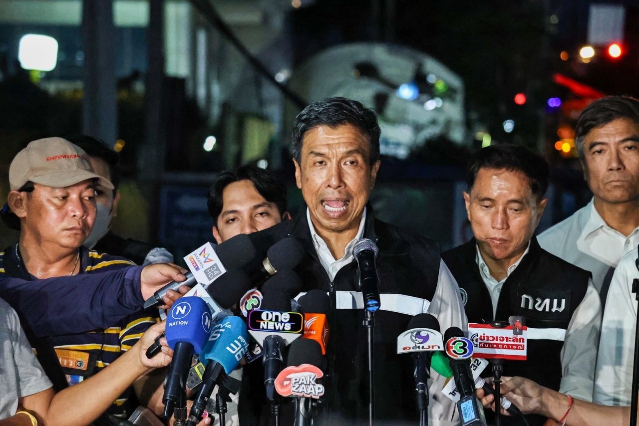 曼谷省长查特现场视察塌陷道路,确认使用沙袋填补符合国际标准