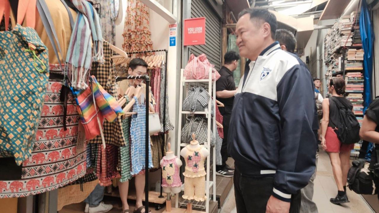 安努廷带领泰自豪党游览乍都节市场，为竞选买新衣新鞋后乘坐BTS