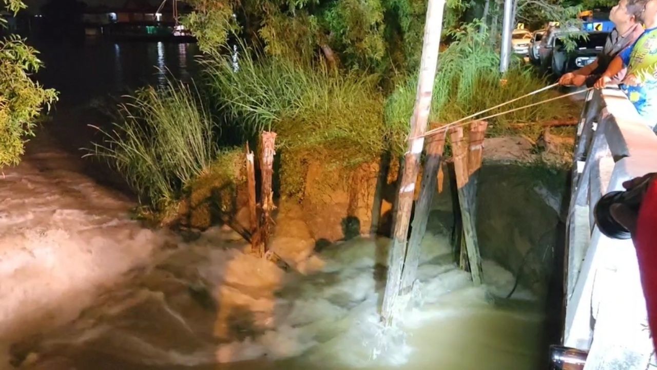 彻夜封堵泄漏,防止水涌越界洪泛农田