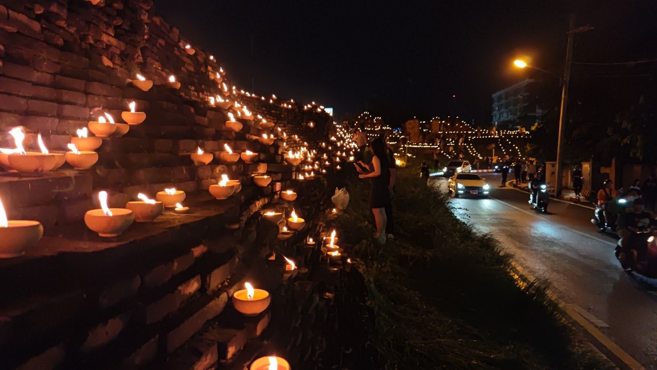 游客惊叹于清迈城中的三万盏“法灯”