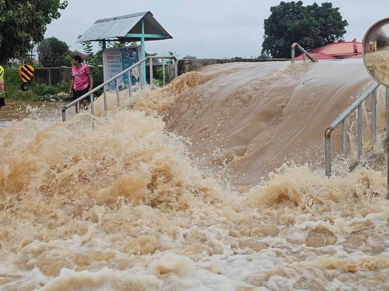 紧急：沙袋决口，南汶河水淹入素可泰市
