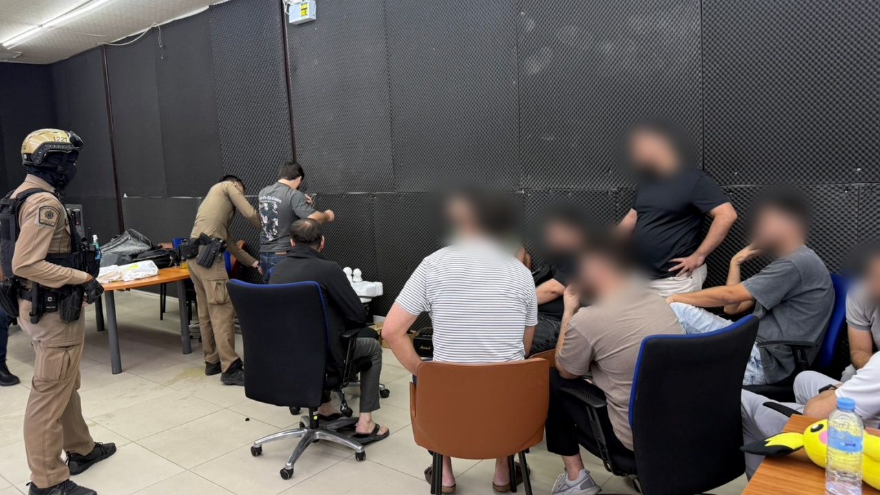 突袭银行区仓库,拘捕15名外国人,非法开设加密货币投资网站