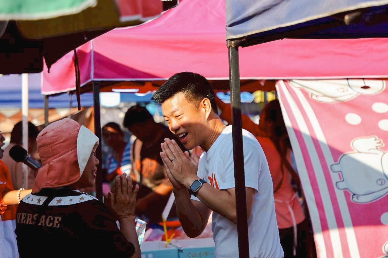 “腾” 带领人民党在巴吞他尼竞选,目标是为整个省争取选票,呼吁市民选择来管理国家