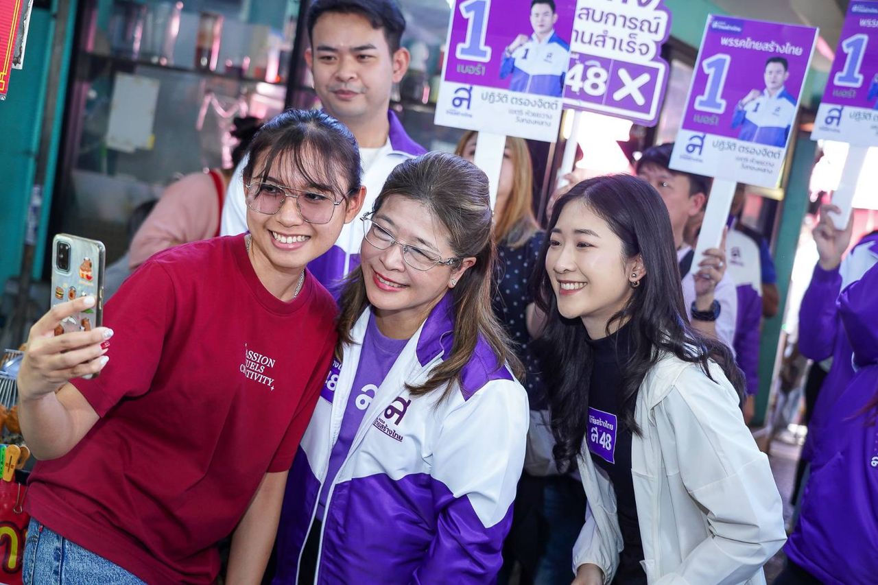 “苏达拉特”在拉差达地区进行竞选，宣称“创立基金”政策帮助泰国人“缓解疲劳”