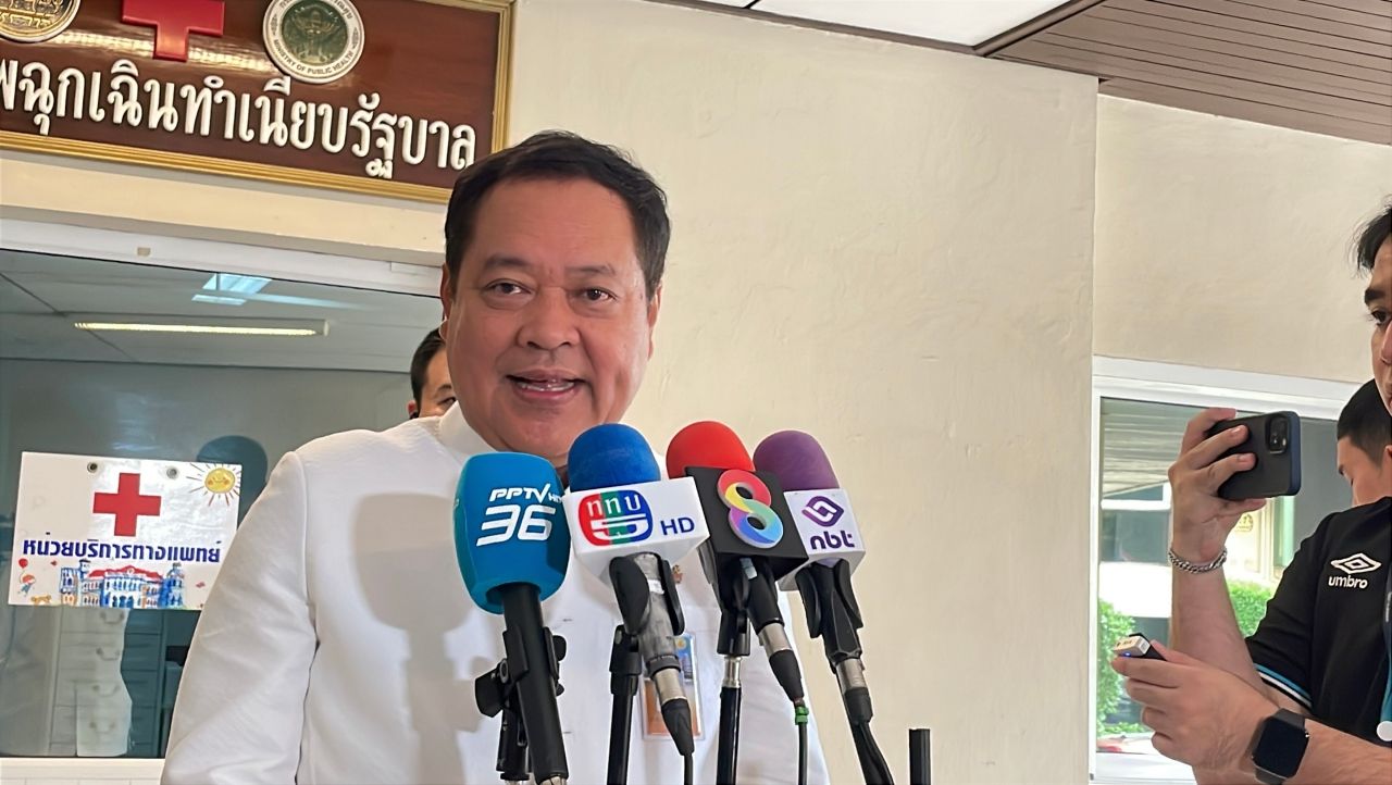 “达威” 坚称民族党与为泰党团结一致，指出政治出路在于解散议会，前往拜见“猜格森”