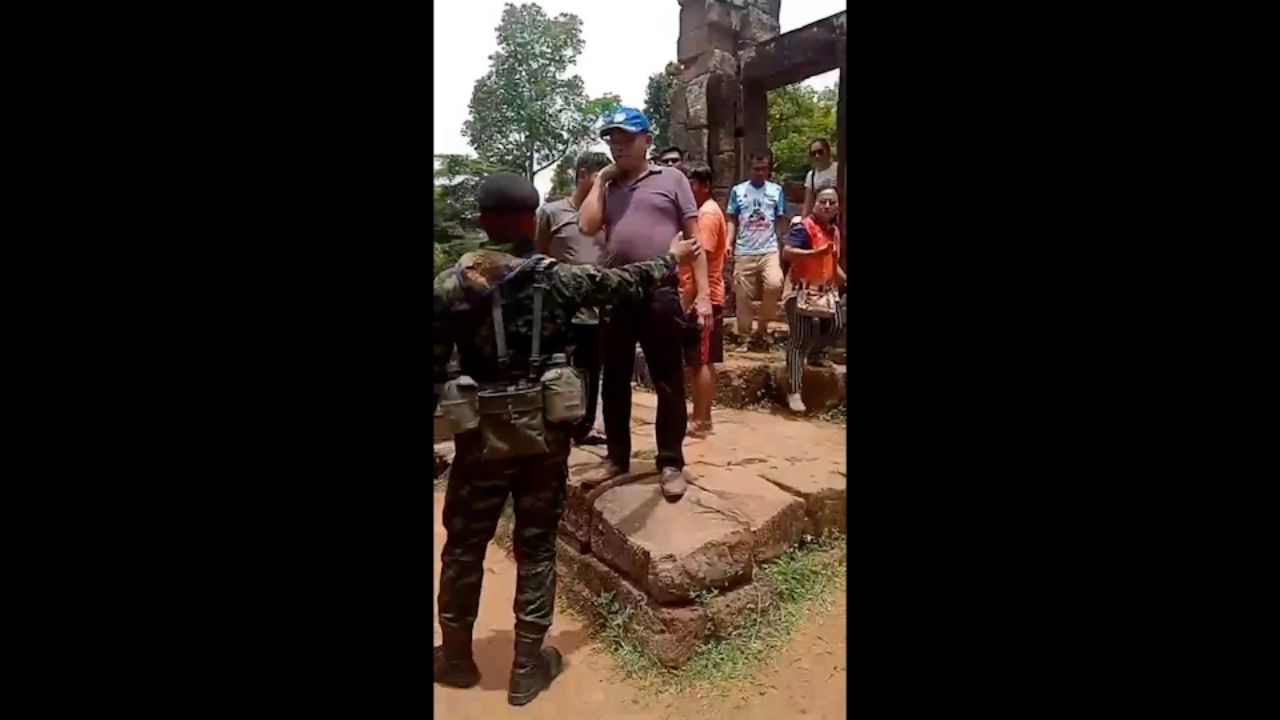 柬埔寨骚扰达梅博寺 每日发现数十名柬方人员穿着类似泰国地方政府官员的服装