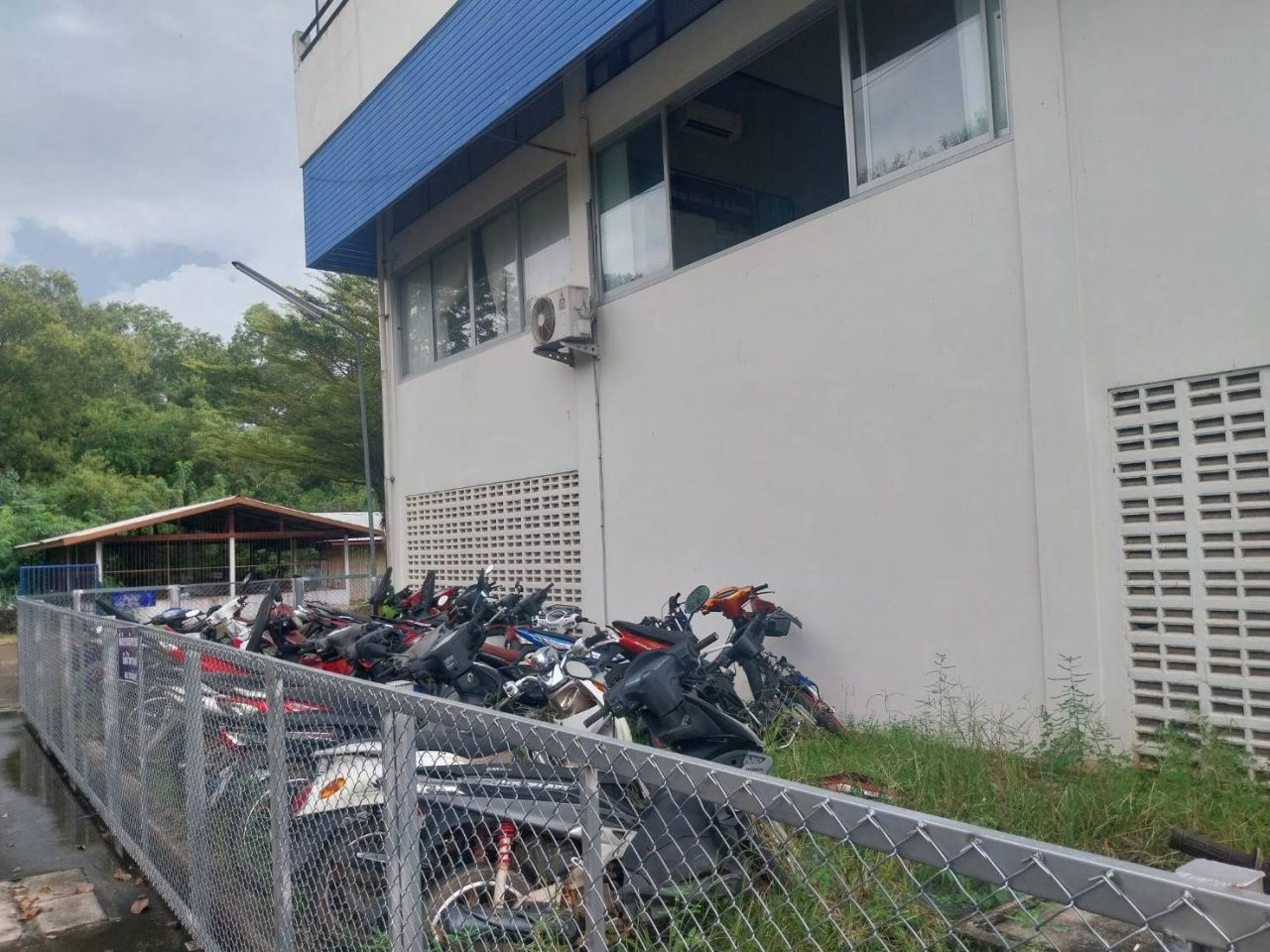 女子控诉：被扣车辆停放不到24小时，零件被拆只剩残骸，警官回应