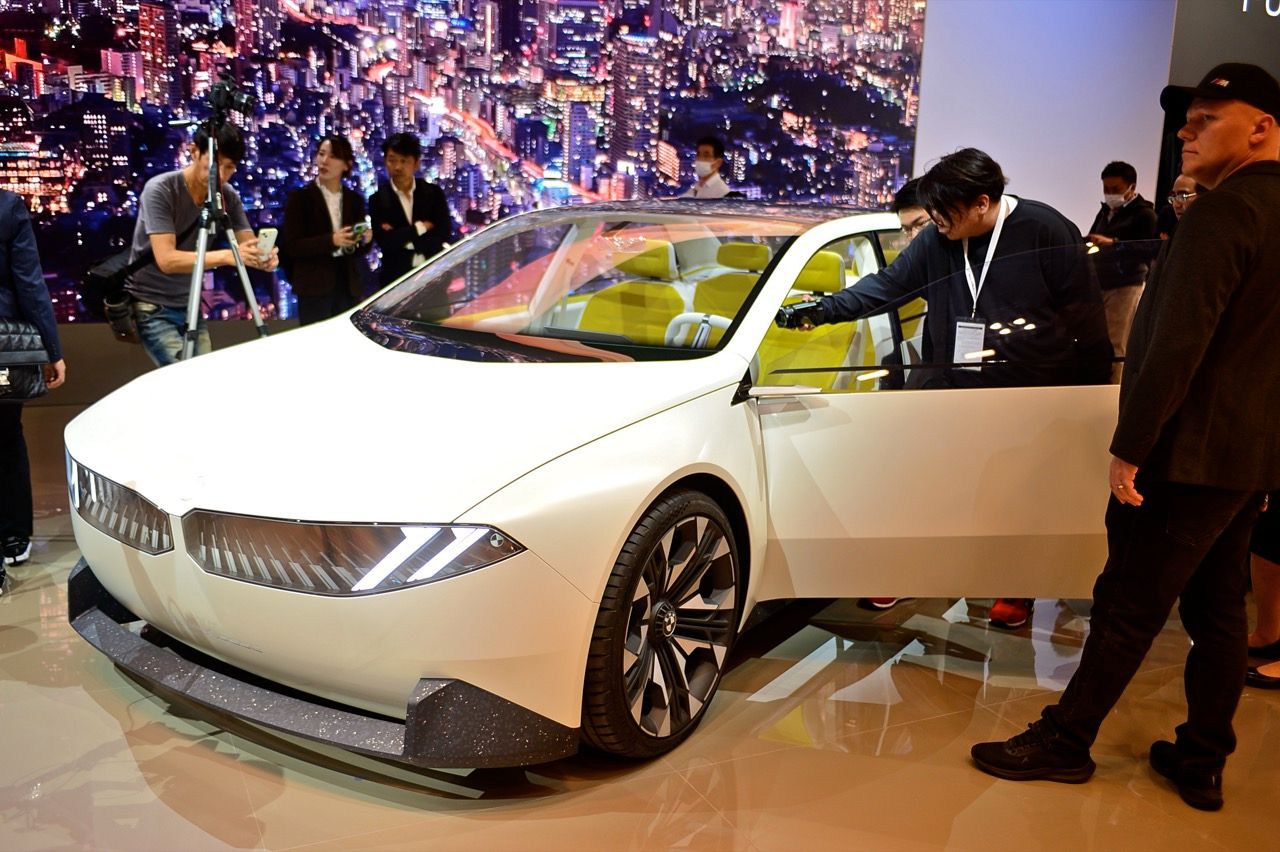 进入泰国展示高科技 BMW Vision Neue Klasse 概念车于中央大使馆